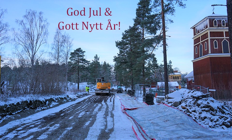 Foto åtgärder Södra infarten, grävmaskin och två personer med gula jackor. Foto tagit i riktning mot Dr Christinas schakt